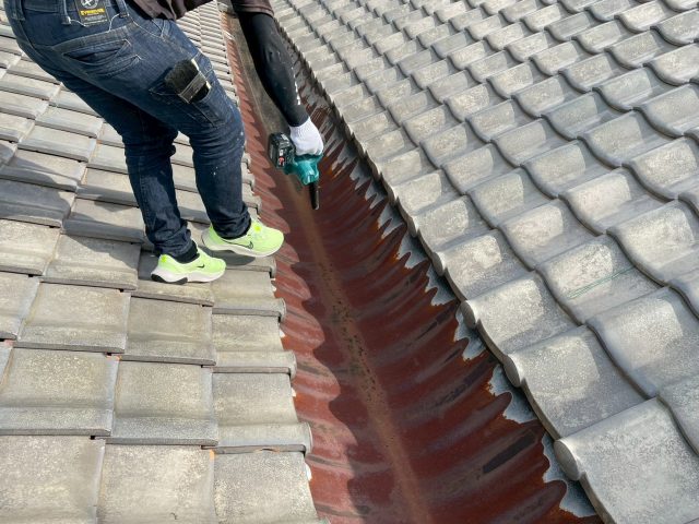 姫路市にてブロアで清掃中